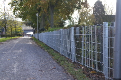 Neuer Zaun als Friedhofsbegrenzung